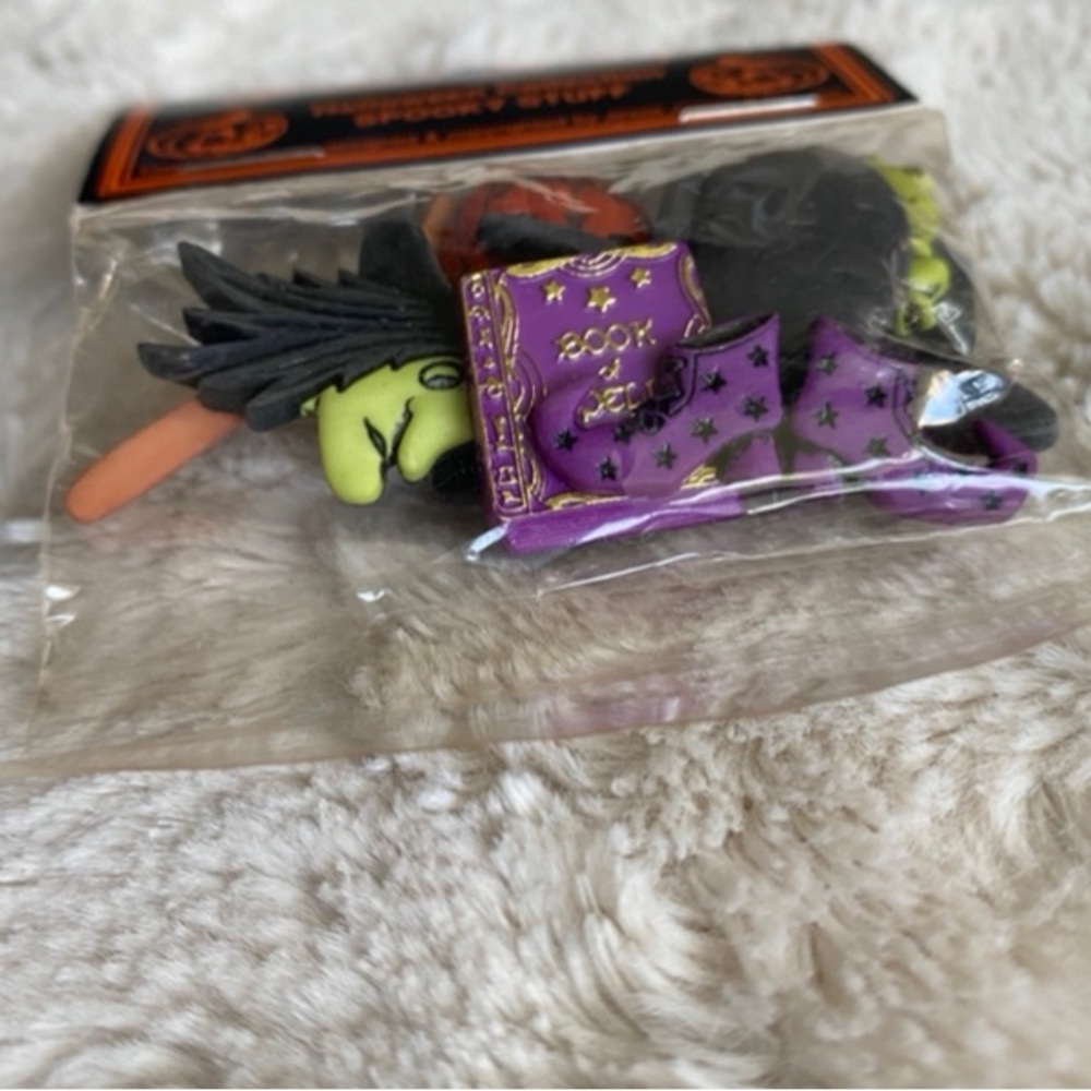 Halloween Spooky Buttons - Picture 5 of 9